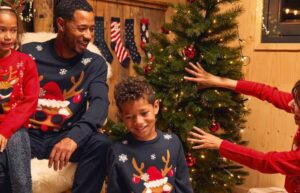 un niño de la serie The Cosby Show, llevando un ugly sweater