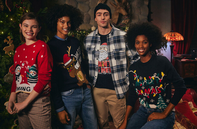 cuatro jovenes, de la serie The Cosby Show llevando la llamada ugly sweater